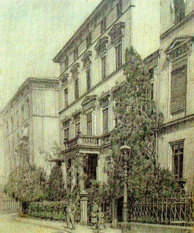 Il fratello di Alfred, Herman, e sua moglie Erna con la figlia Miriam fuori dalla residenza Schwarzschild a Francoforte